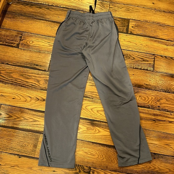 UNDER ARMOUR LOOSE FIT GREY MENS ATHLETIC PANTS WITH BLACK PIPING SIZE SMALL - Picture 3 of 9